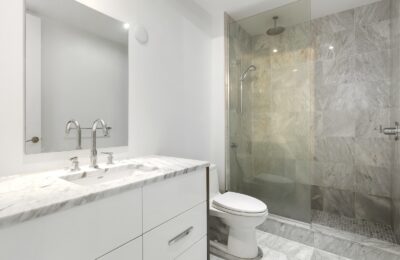 Rénovation de salle de bain : les différentes options de revêtement mural