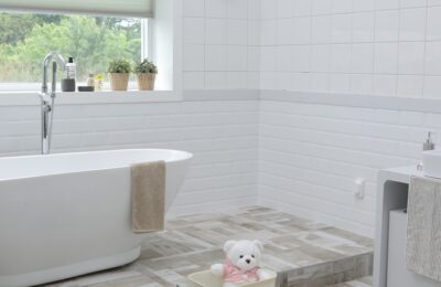 Revêtement mural salle de bain : options et tendances actuelles 2024