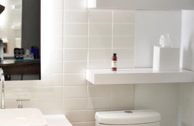 Revêtement mural adhésif vs. revêtement à coller pour la salle de bain : quel est le meilleur choix ?